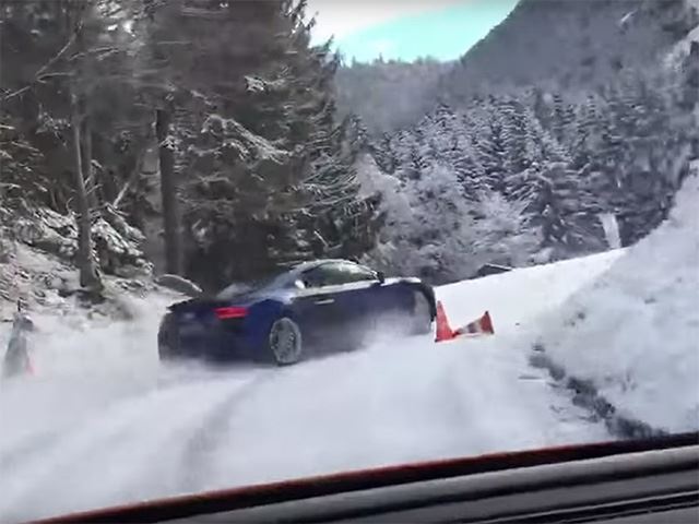 Audi R8 дрифтит по снежной горной дороге